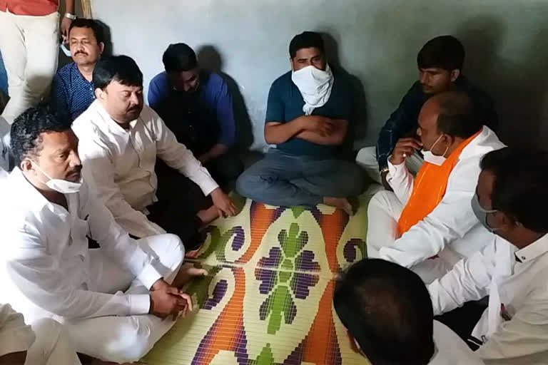 Members of Marathi Kranti Morcha visited Vivek's family.