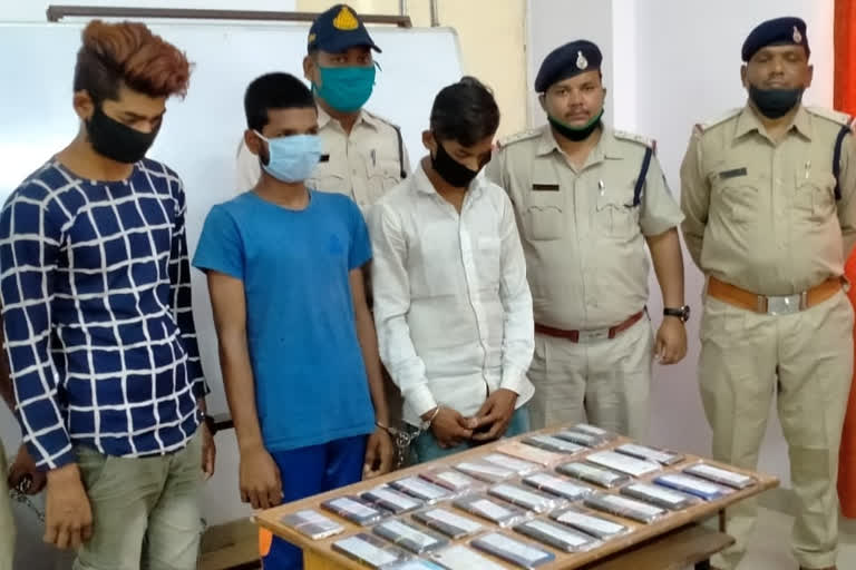 Police busted mobile thief gang