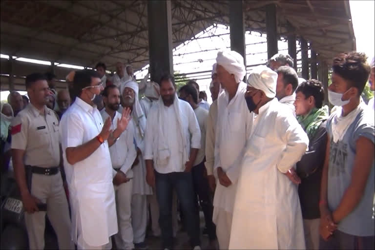 Independent MLA Balraj Kundu visited Palwal grain market and said farmers are being looted in the state