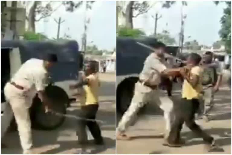 ASI suspended for beating a man in Godda, ASI beaten person in Godda, news of godda police, गोड्डा में एक शख्स को पिटने वाला एएसआई निलंबित, गोड्डा में एएसआई ने की एक व्यक्ति की पिटाई, गोड्डा पुलिस की खबरें