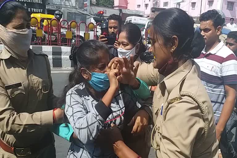 गिरफ्तारी को लेकर धरने पर बैठी बेटियां