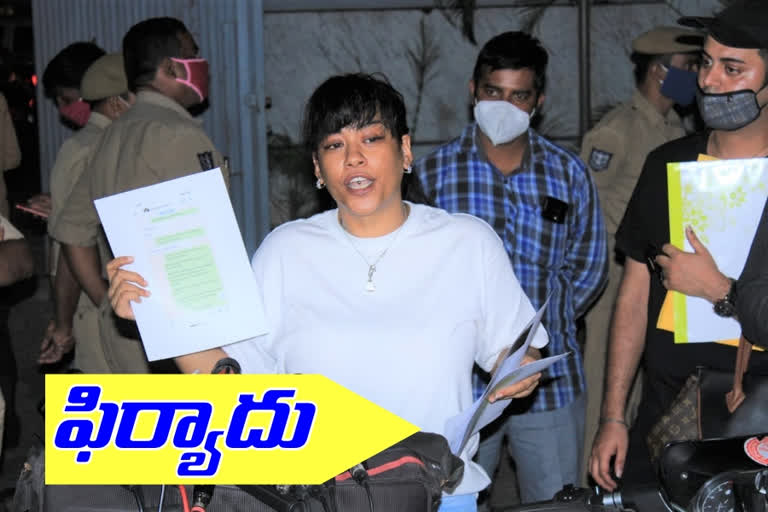 actress-mumaith-khan-complained-about-the-driver-in-police-station