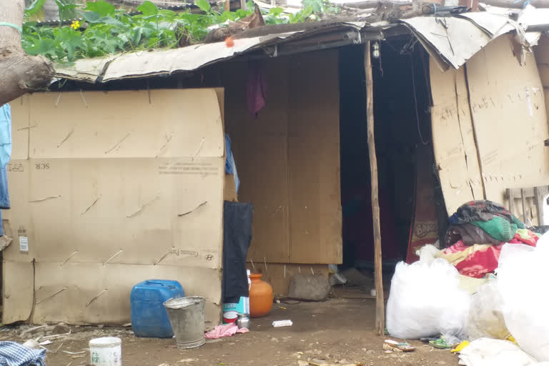 live-in-a-cardboard-house-for-twenty-years-vijayapura-story