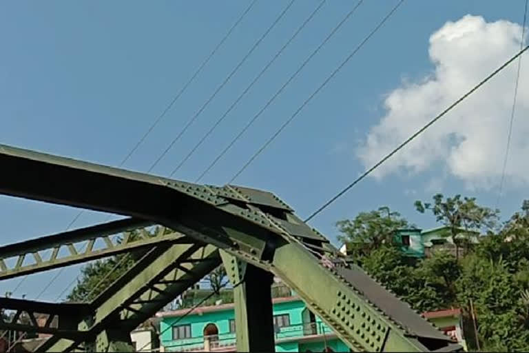 electric wires passing very closely to bridge