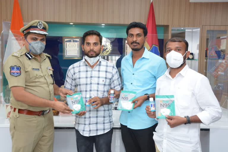 Mana Spandana Foundation Donates Masks And Sanitiser To Police