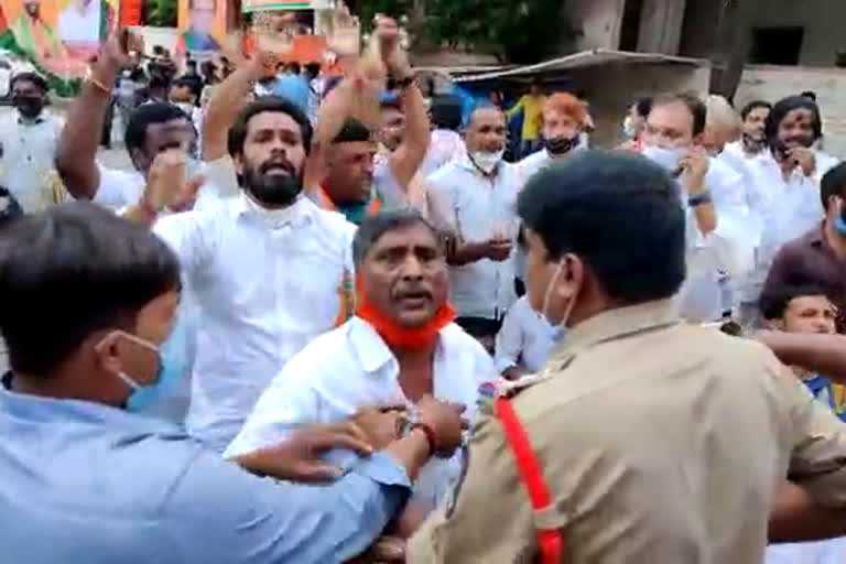 Congress leaders arrested by Abids police to attack BJP office