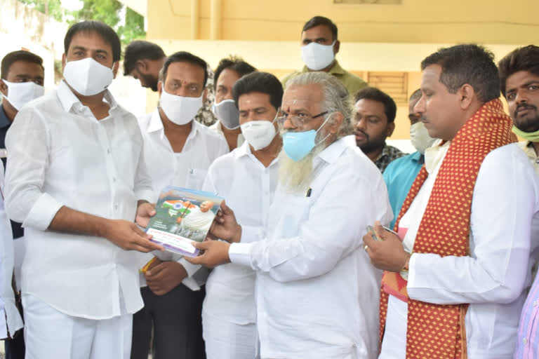 The book launch of 'Bapu Nee Batalo' was held in Tenali.