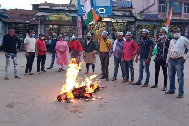 Kondagaon Youth Congress burnt effigy of PM Modi and UP CM