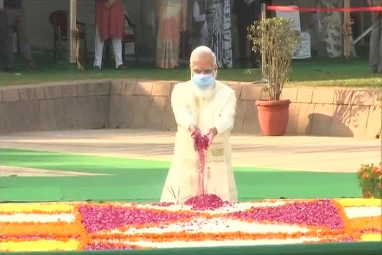 Modi pays tribute to former PM Lal Bahadur Shastri at Vijay Ghat