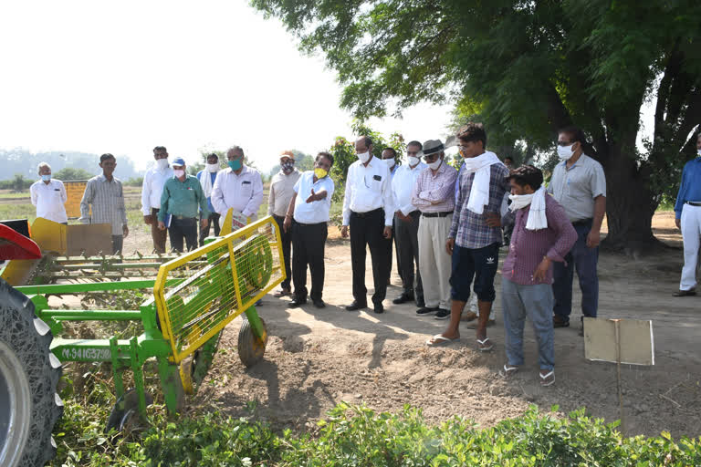 hau vice chancellor took inspection of ongoing experiments in crop research