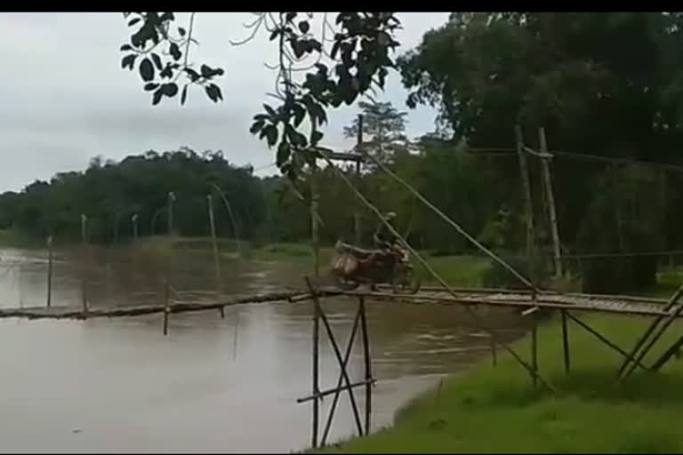 দলং আৰু পকী পথ বিচাৰি টীয়ক এজাৰগুৰিবাসীৰ হাহাকাৰ