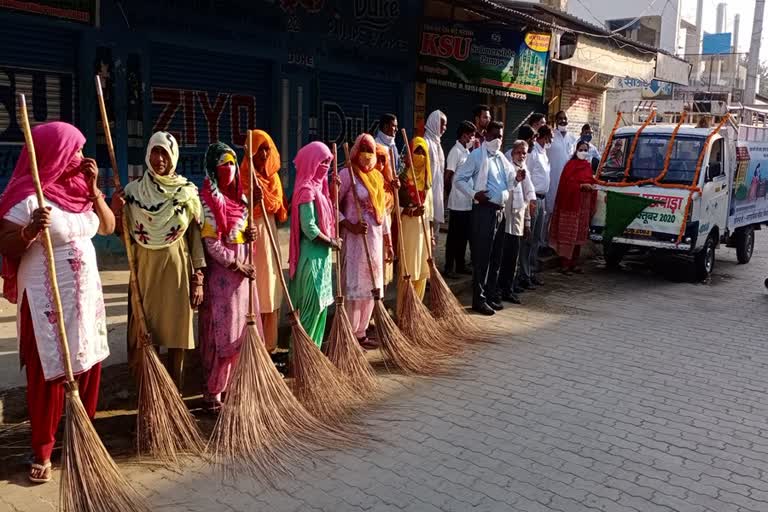 safai karamchari honored on gandhi jayanti in guhla cheeka of kaithal