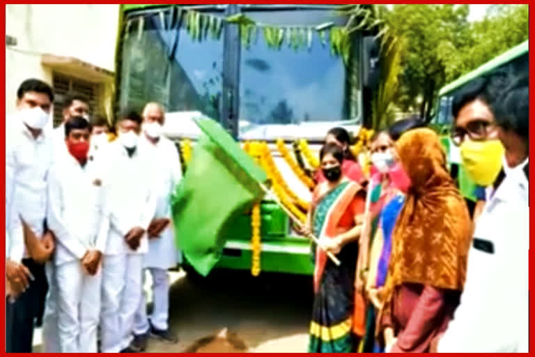 mobile toilets started by collector holikeri and mla diwakar rao at mancherial