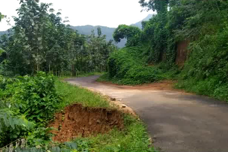 theekoyi marmala stream road collapsed  തീക്കോയി മാര്‍മല അരുവി റോഡ് അപകടാവസ്ഥയിൽ  road collapsed  റോഡ് അപകടാവസ്ഥയിൽ  തീക്കോയി മാര്‍മല അരുവി റോഡ്  theekoyi marmala stream road