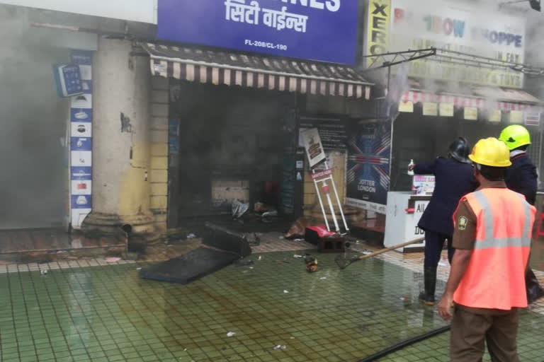 Fire breaks out at shopping centre in Maharashtra Thane  Thane shopping centre fire  Thane News  Maharashtra News  Arcadia Shopping Centre  Thane firefighting operations  Maharashtra fire  മഹാരാഷ്ട്രയിലെ വാണിജ്യ സമുച്ചയത്തിൽ തീപിടിത്തം  വാണിജ്യ സമുച്ചയത്തിൽ തീപിടിത്തം  ആറോളം കടകൾ കത്തി നശിച്ചു