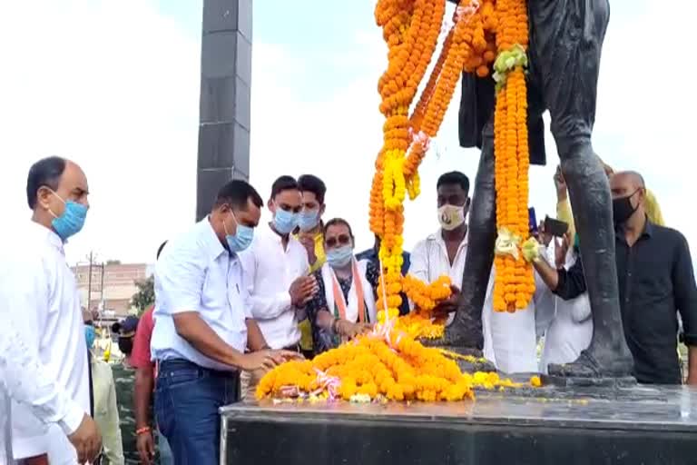 health-minister-banna-gupta-paid-tribute-to-mahatma-gandhi-in-jamshedpur