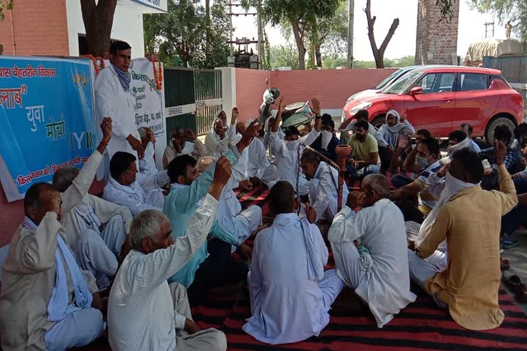 farmers protest against cotton procurement and agricultural laws in charkhi dadri