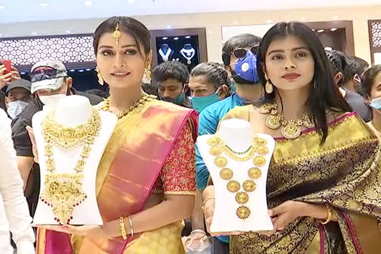 Payal Hebah Patel Opens Chennai shopping mall in Nizamabad