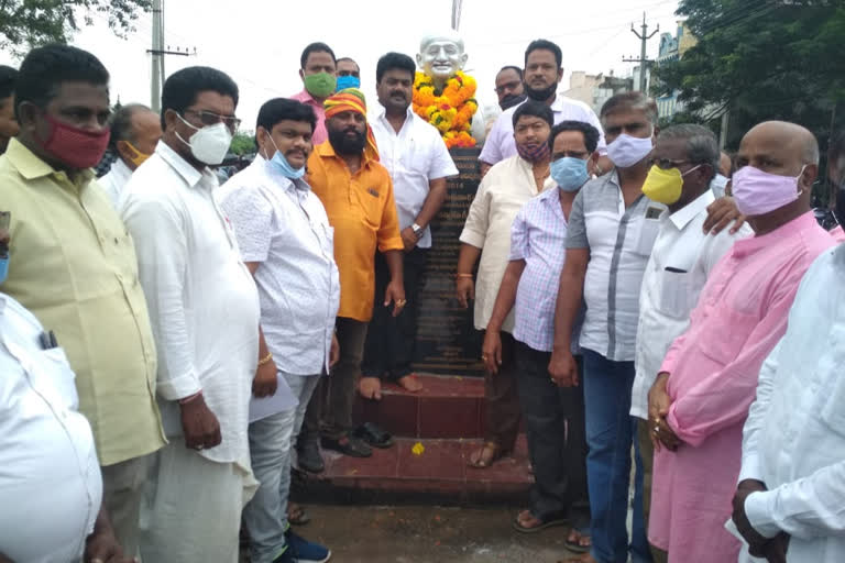 tdp leader kuna ravikumar pays tribute to mahatma gandhi on occassion of gandhi jayanathi at amudalavalasa