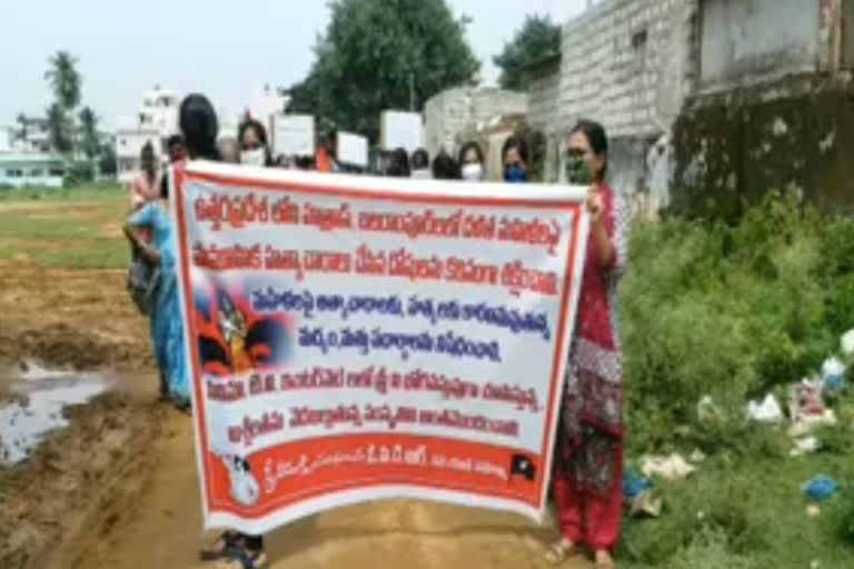 Students rally to condemn killings of Dalit women