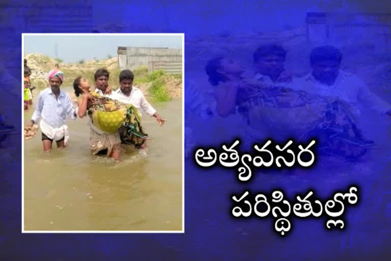 నిండు గర్భిణీని వాగు దాటించిన గ్రామస్థులు