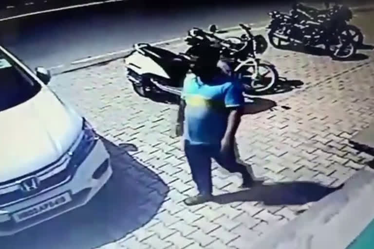 The miscreants beat showroom owner in yamunanagar