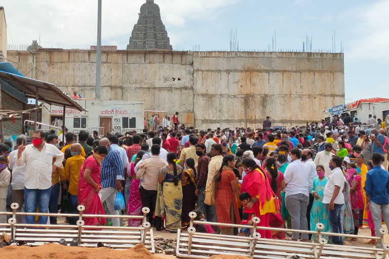 యాదాద్రి ఆలయానికి పోటెత్తిన భక్తులు.. నెలకొన్న సందడి