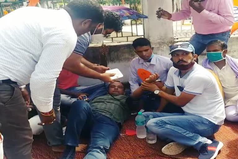 MLA Irfan Ansari fainted during fast in jamtara, news of MLA Irfan Ansari, जामताड़ा में अनशन के दौरान बेहोश पड़े विधायक इरफान अंसारी, विधायक इरफान अंसारी की खबरें