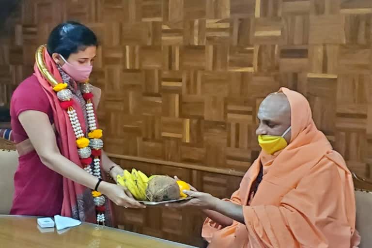 dc-rohini-sindhuri-visited-suttur-mutt