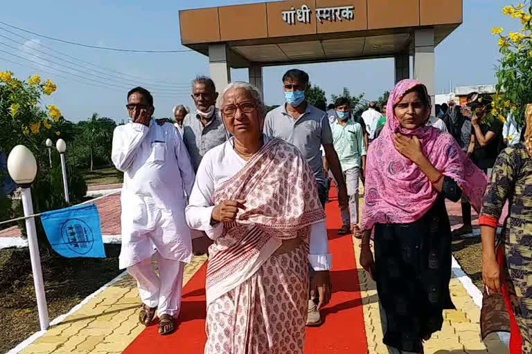 Medha Patkar reached Barwani on Gandhi Jayanti