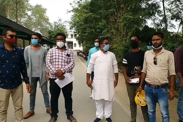 fight between two groups in sand mine