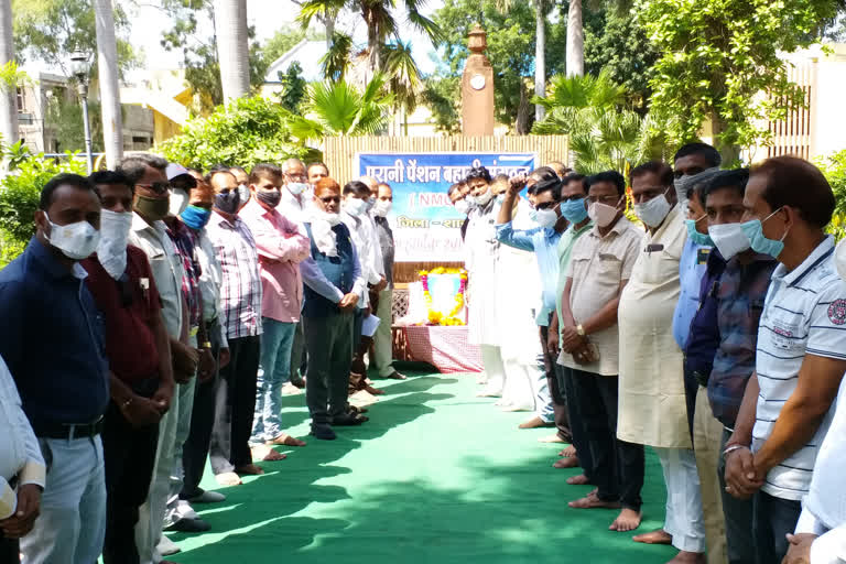 Employees performed Satyagraha to implement old pension scheme in shajapur