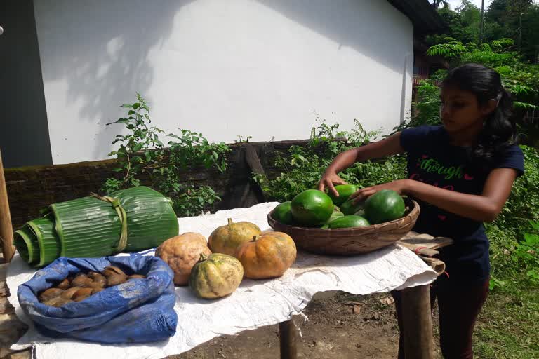 Teok girl doing vegetable selling business to run family during lock down