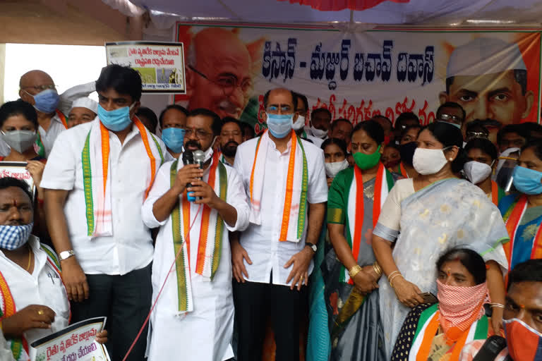 congress leaders protest at hanamkonda in warangal urban against the central agri bills