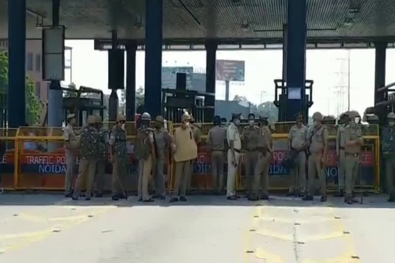 police force at noida DND flyover