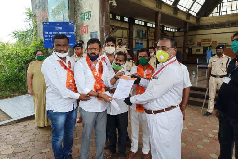 mns protest  for local stop at airoli station in navi mumbai