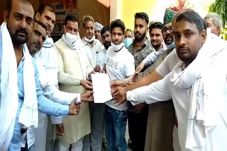 villagers gave memorandum to tekchand sharma against joining faridabad municipal corporation