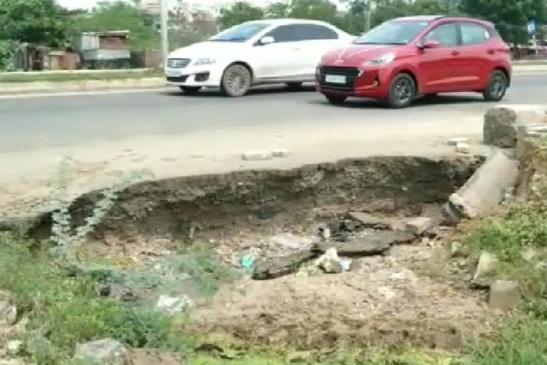 A big gap fell on Dabhoi Nandodi main road, fear of accident increased