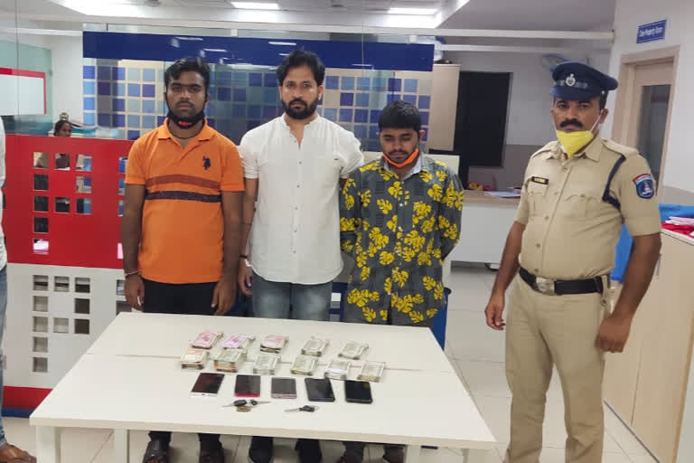 Illegal cricket betting  Cyberabad police arrests three bookies  Bookies arrested in Hyderabad  Rajendranaga police station limits  ക്രിക്കറ്റ് വാതുവെപ്പ്  ഹൈദരാബാദില്‍ മൂന്ന് പേര്‍ അറസ്റ്റില്‍  ഐപിഎല്‍ ക്രിക്കറ്ര് വാതുവെപ്പ്  ക്രിക്കറ്റ് വാതുവെപ്പ് കേസ്