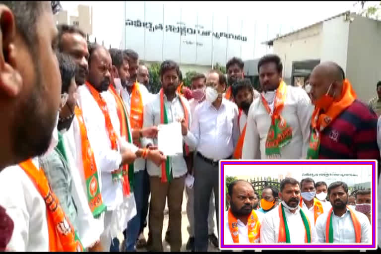 protest against lrs by siddipet district bjp precident dhudhi srikanth reddy at collectorate