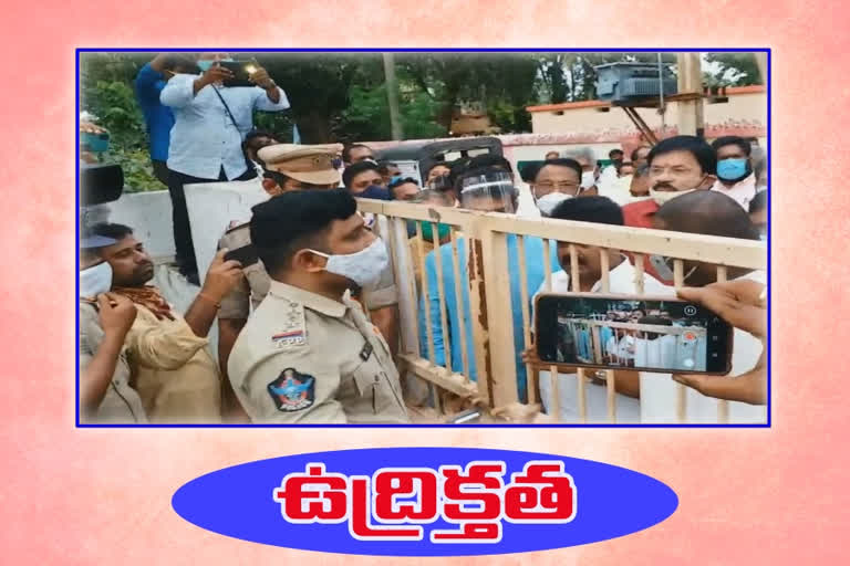 పోలీసు స్టేషన్ వద్ద ఉద్రిక్తత