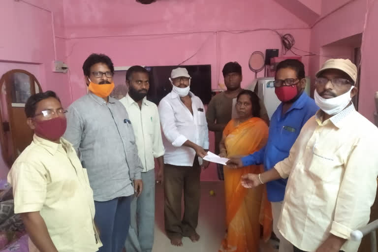 utf helps by giving one lakh cheque