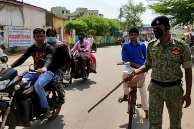 Action on 500 people who roam without masks in Khairagarh