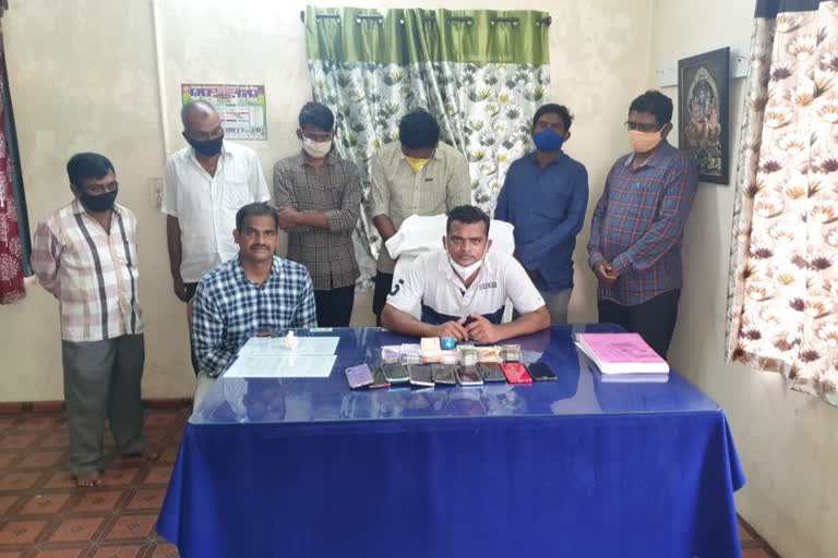 6 gamblers arrested in Kadapa-Rs.1.50 lakh cash 9cell phones seized