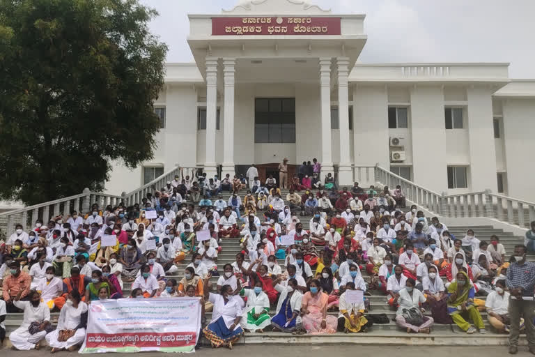 Protest by leasing and outsourcing union at kolara