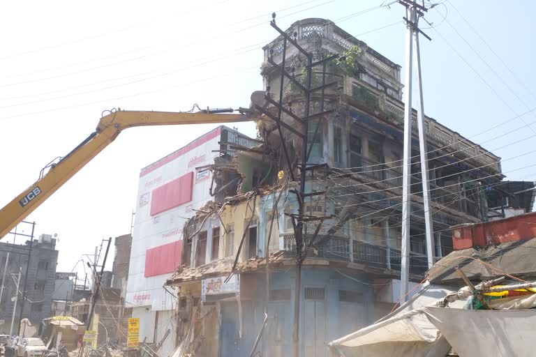 Indore Municipal Corporation removes 11 buildings that are hindering road construction