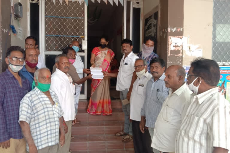 kolagarla members gives memorandum to anakapally rdo requesting to reopen jaggery market