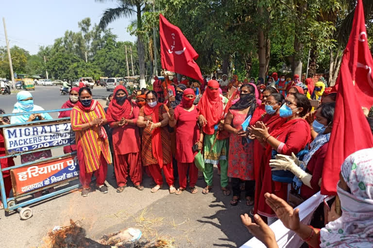 trade union protest against hathras gang rape and burnt effigy of Yogi Adityanath in faridabad