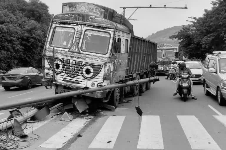 accident at yendada junction in visakhapatnam