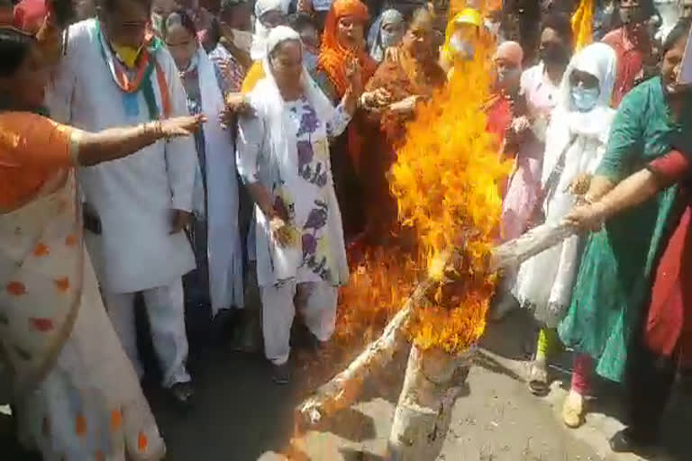 women's congress burnt effigy of cm shivraj